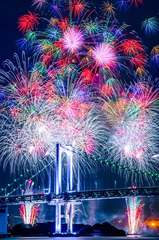 光の祭典と架かる虹