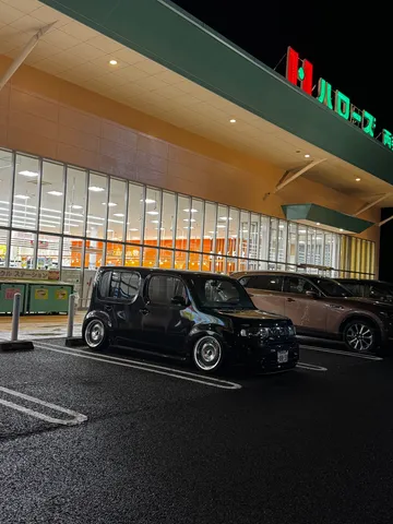 夜の駐車場で光る黒車