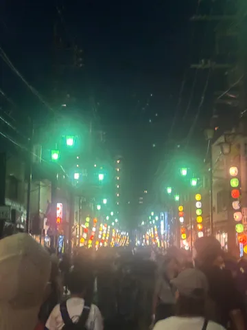 提灯が灯る幻想的な夜の街