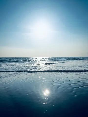 青い光の波紋