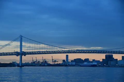 夕暮れの港と巨大な橋