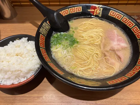 一杯のラーメンと白米