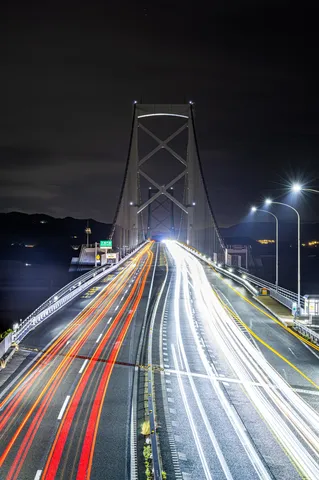 光が織りなす高速道路の夜景
