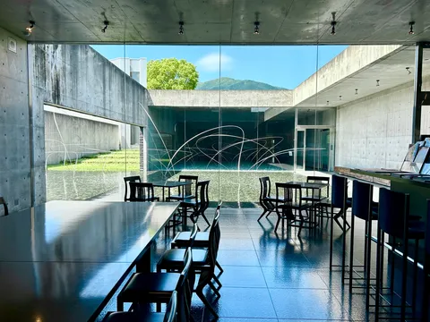 静謐な水辺の建築空間
