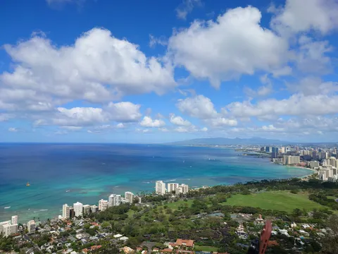 碧い海と都市のパノラマ