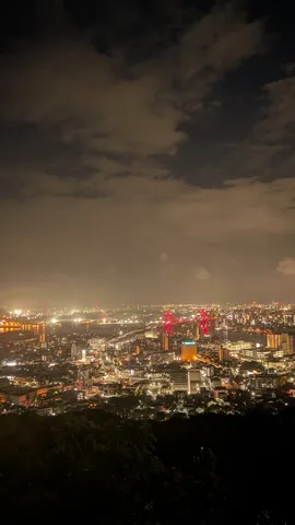 都会の夜景、遠い光の灯り