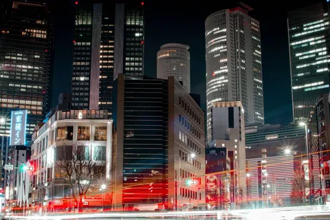 光跡が走る夜の街