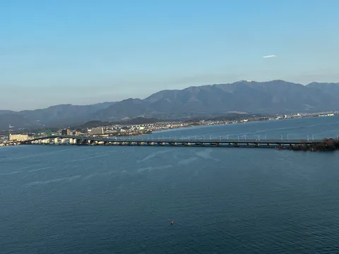 水面に架かる悠久の橋
