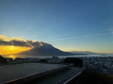 夕陽と山影の共鳴