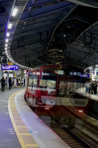 夜の駅に佇む、幻のような列車