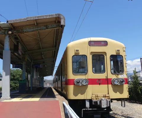 昭和レトロな駅で電車を待つ