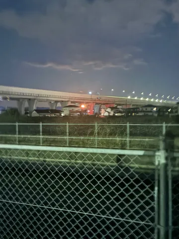 夜の交差点、静寂の空