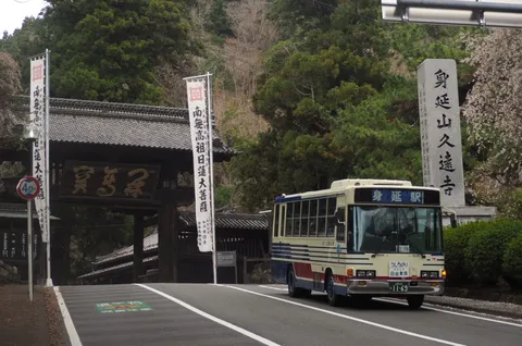 山門を抜けるバスの旅