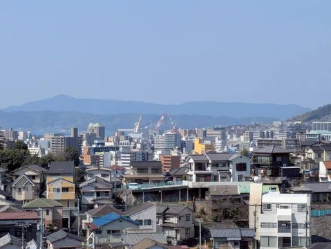 青い空と街並み、遠くの山並み