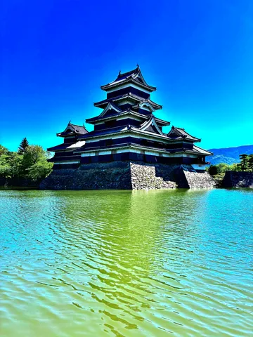 水面に映える城の重なり