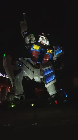 夜空にそびえる巨大ロボット