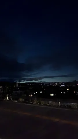 静寂の夜景、灯りの群れ