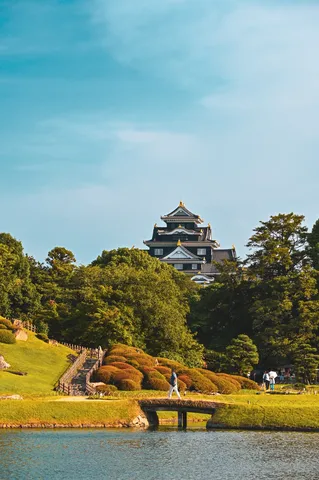 緑に映える古城の風景