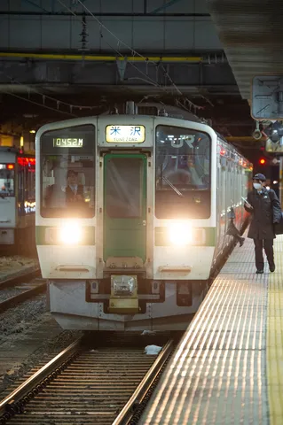 夜の駅、旅立ちの鼓動