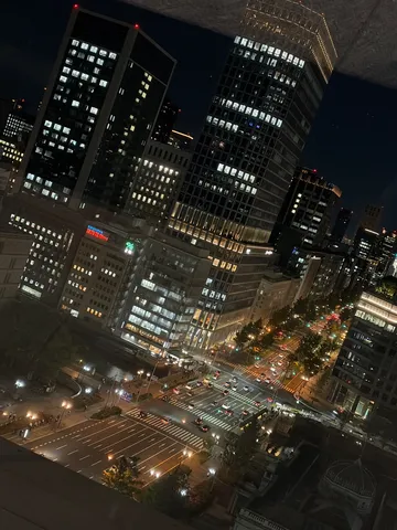 都会の夜景、流れる光の川