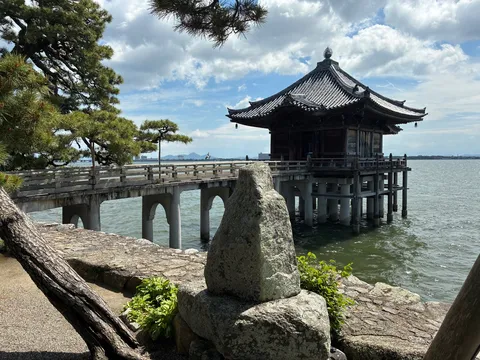 水面に映る、古都の静寂