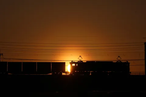 夕日を背負う鉄道の旅