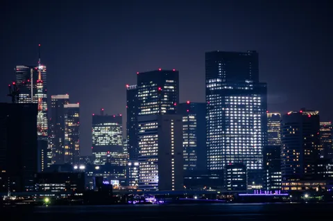 夜景に浮かぶ都市の鼓動