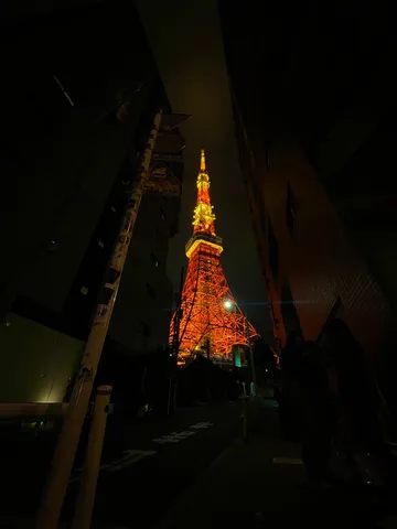 路地の先に現れる光の塔