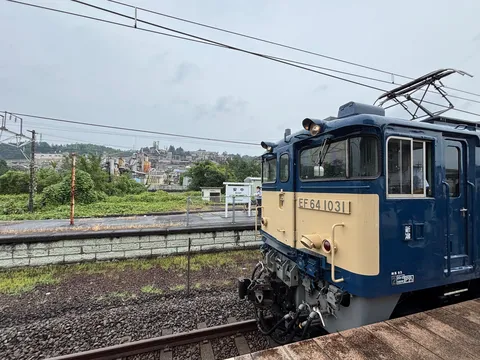 青い巨人が静かに佇む駅