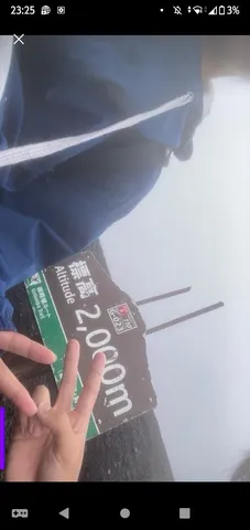 霧の中にそびえる2000mの標高