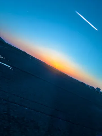 飛行機雲と夕焼けのコントラスト