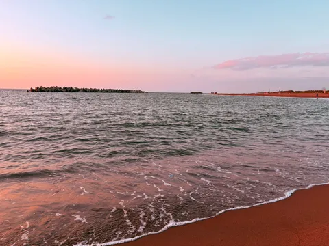 夕暮れ時の海岸線、静かな波の音