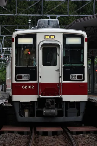 駅に佇む、レトロな電車の顔