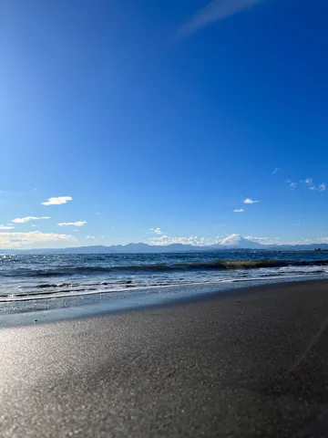 遠くの山並みと穏やかな波打ち際