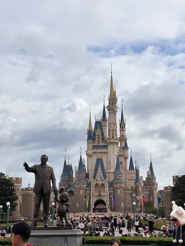夢見る城と賑わう広場