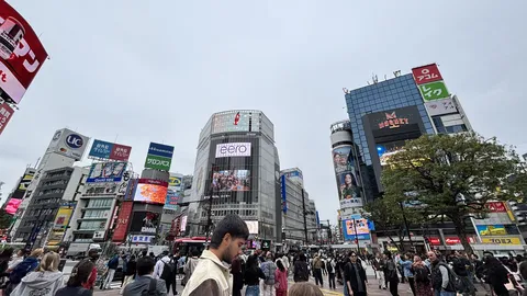 街を彩る巨大ビジョンと人の流れ