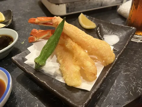 揚げたてカニ足とオクラ