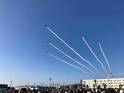 青空に描く白煙の軌跡
