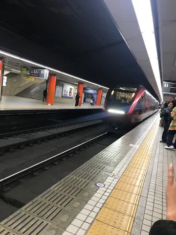 近未来的な駅に滑り込む列車