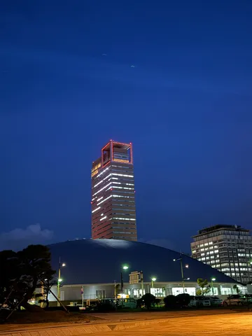 夜景に浮かぶ摩天楼