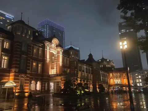 夜の赤煉瓦と灯りの路