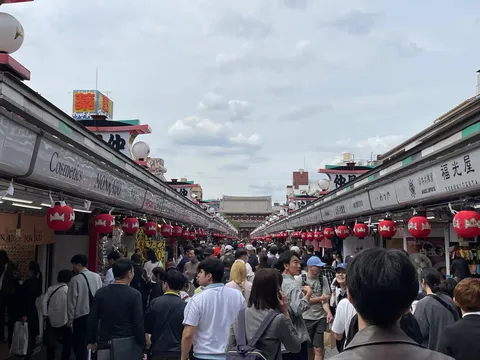 人波にのまれる参道