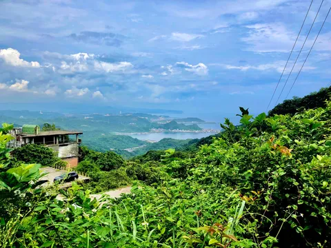 新緑の向こうに広がる夏景色