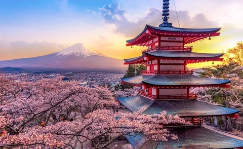 桜霞に浮かぶ五重塔