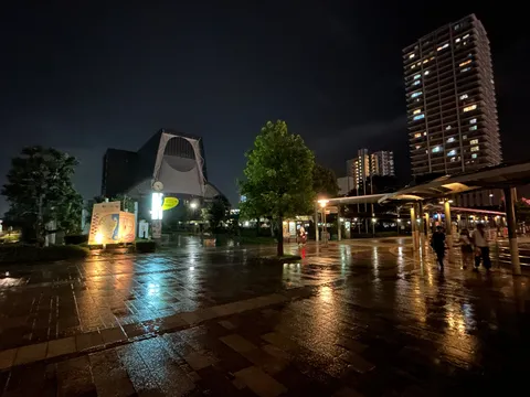 雨上がりの夜景、輝く街並み