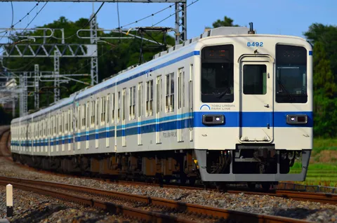 青い帯の電車、流れる風景
