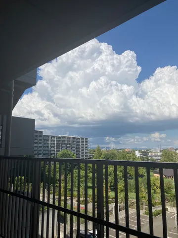 入道雲とベランダのコントラスト