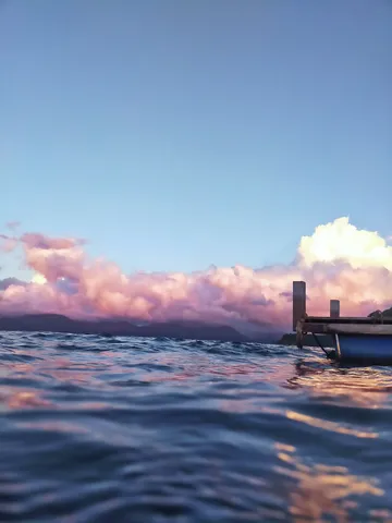 ピンクの雲と水面が織りなす風景