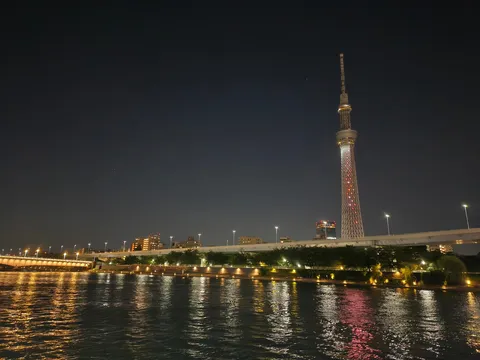 煌めく夜空と川面を彩るスカイツリー