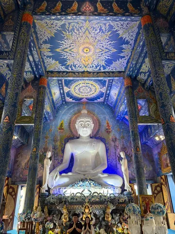 神秘的な青の世界、光り輝く仏像